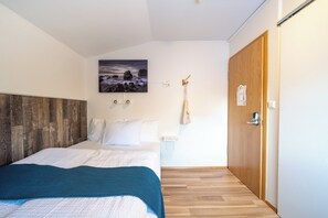 Desk, blackout curtains, free WiFi, bed sheets - Guesthouse Mikael (Höfn)