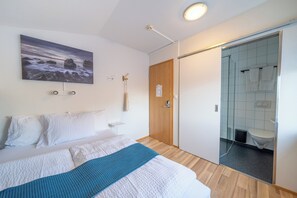 Escritorio, cortinas blackout, wifi gratis y ropa de cama 