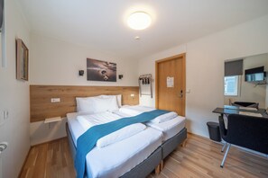 Quarto casal ou duplo standard, 2 camas de solteiro | Escrivaninha, cortinas blackout, Wi-Fi de cortesia, roupa de cama