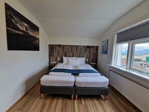 Standaard kamer, 1 twee- of 2 eenpersoonsbedden, 2 eenpersoonsbedden | Een bureau, verduisterende gordijnen, gratis wifi, beddengoed