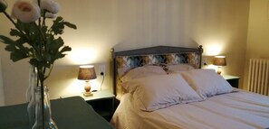 5 bedrooms, iron/ironing board, free WiFi, bed sheets