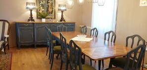 Dining - Charming gîte on the banks of the Dordogne river (Girac)