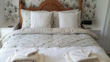 3 bedrooms, desk, iron/ironing board, travel cot