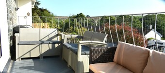 Charming, 3 bed, dog friendly bungalow with lovely views, 5 mins from the beach
