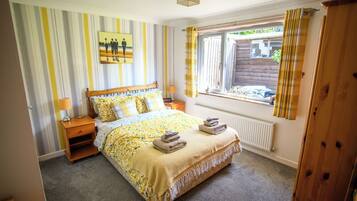 3 bedrooms, desk, iron/ironing board, travel crib