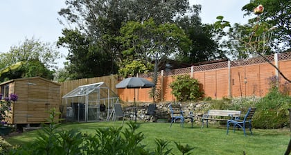 Charming, 3 bed, dog friendly bungalow with lovely views, 5 mins from the beach