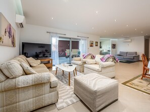 Flat-screen TV - Apt. A Nice Home, with communal pool and close to the beach (Lagos)