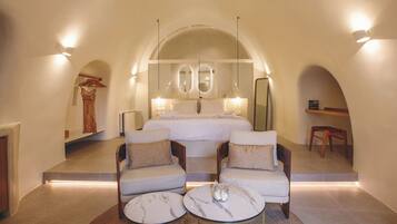 Adjoining Suites - Private Pool | 1 soverom, safe på rommet, lydisolert og strykejern/-brett