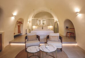 Adjoining Suites - Private Pool | 1 soverom, safe på rommet, lydisolert og strykejern/-brett