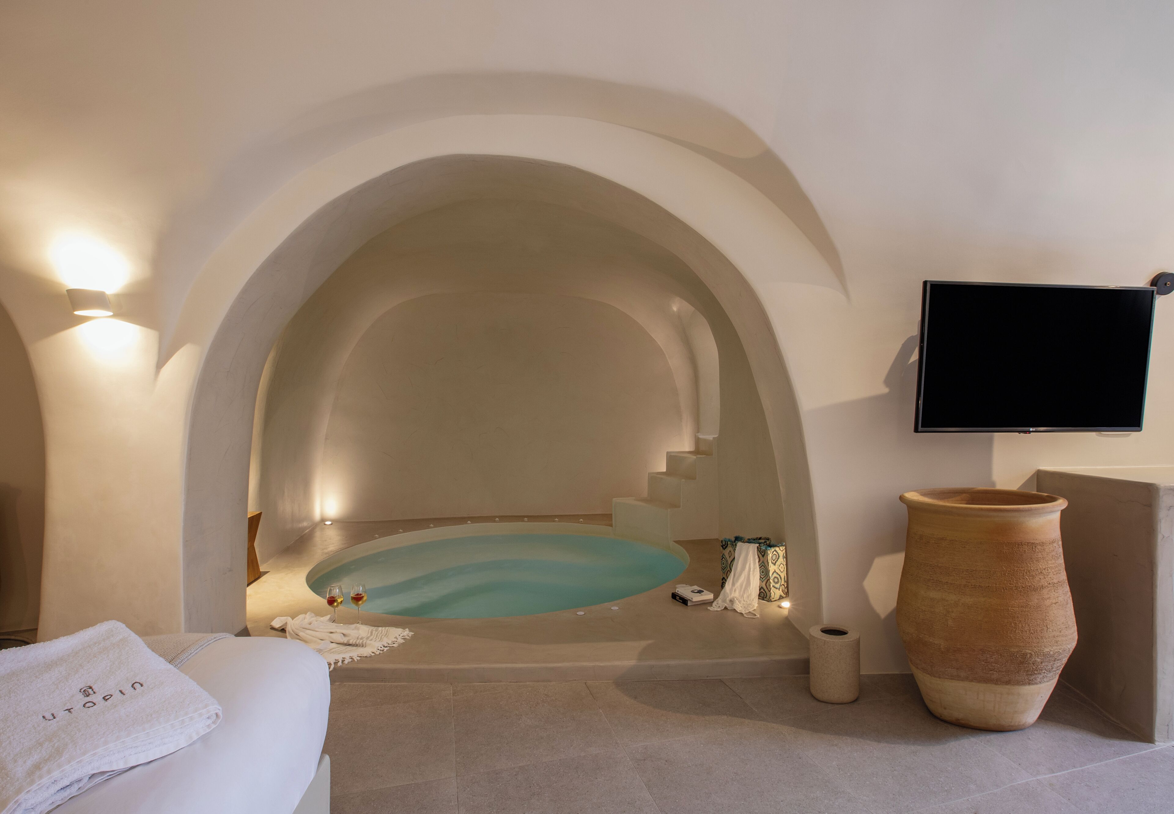 Indoor spa tub