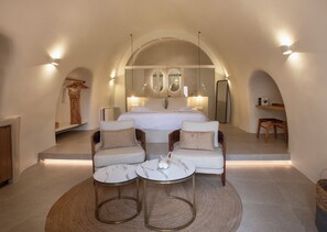 Deluxe Suite with Indoor Jacuzzi | Living area