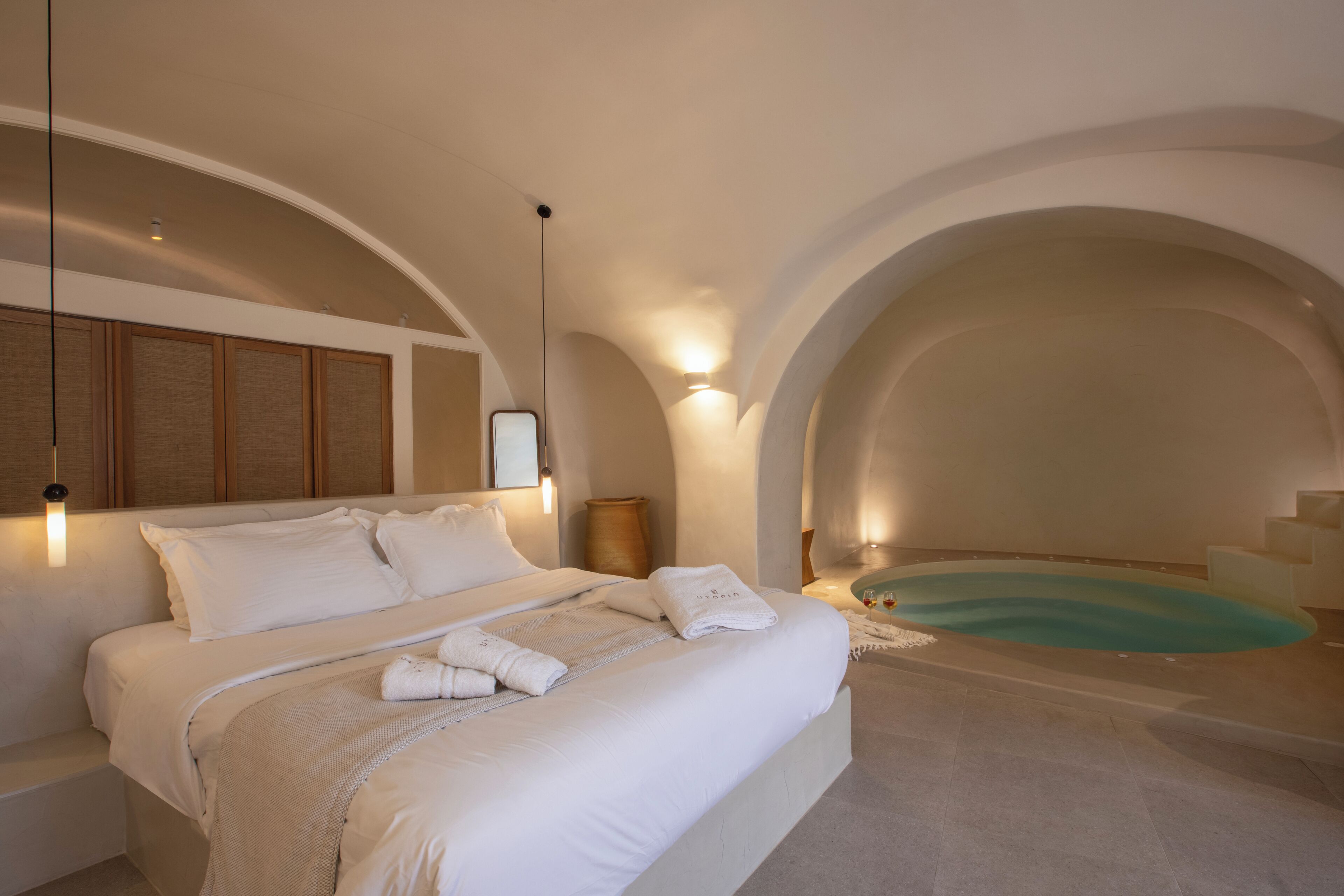 Executive Suite with Indoor Heated Pool | 1 間睡房、房內夾萬、隔音、熨斗/熨衫板