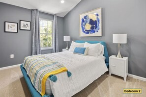 4 sovrum, skrivbord, strykjärn/strykbräda och resesäng