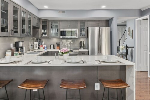 Metropolis: Charming Townhome 40 Min from DC