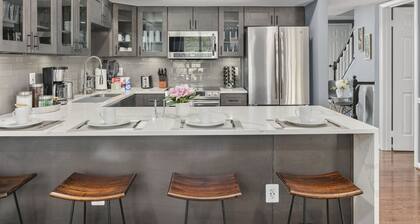 Metropolis: Charming Townhome 40 Min from DC