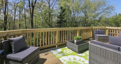 Metropolis: Charming Townhome 40 Min from DC