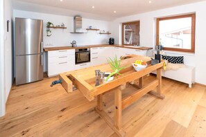 Fridge, oven, stovetop, dishwasher
