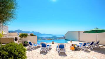 Piscina all'aperto, una piscina riscaldata