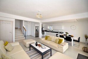 TV, books - Luxury Villa Fig with heated infinity pool and Jacuzzi-near Dubrovnik (Ivanica - Ravno)
