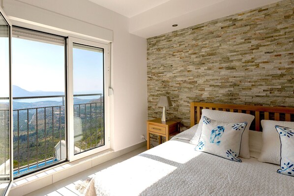 4 bedrooms, in-room safe, iron/ironing board, free WiFi