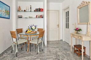 Dining - Puerto Banus, 400 metres to the Beach (Marbella)