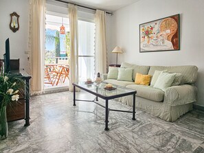 TV - Puerto Banus, 400 metres to the Beach (Marbella)