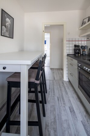 Fridge, oven, stovetop, dishwasher