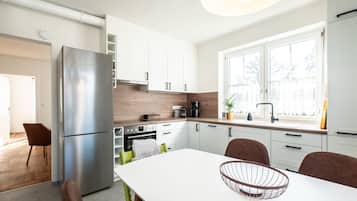 Fridge, oven, stovetop, dishwasher