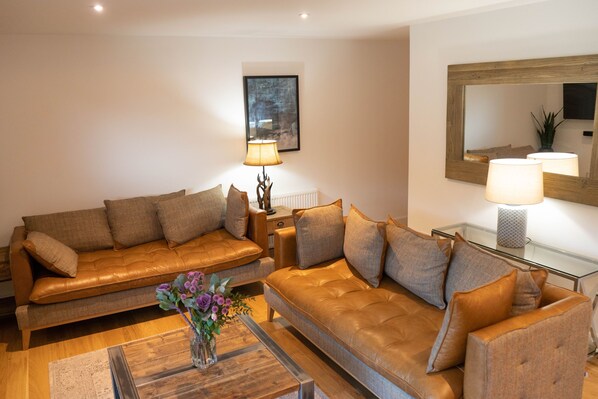 Appartamento, 1 letto queen | Soggiorno | TV 30 pollici con canali via cavo