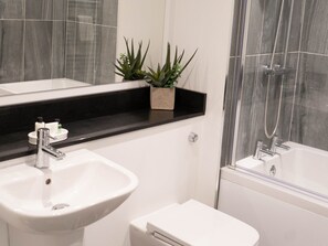 Appartamento, 1 letto queen | Bagno | Combinazione doccia/vasca, vasca da bagno a immersione totale