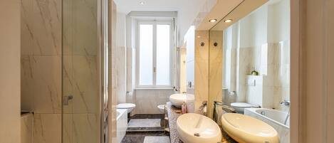 Bathtub, bidet