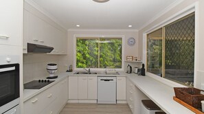 Fridge, microwave, oven, stovetop - Kingfisher by the Sea (Toogoom)