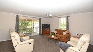 Smart TV - Kingfisher by the Sea (Toogoom)