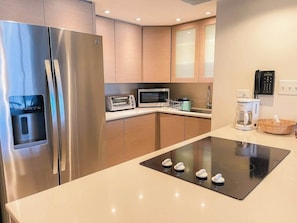 Kühlschrank, Mikrowelle, Ofen, Herdplatte