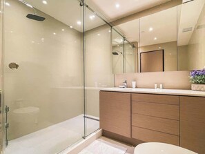 Shower, hair dryer - 11th Floor 1BR ON Beach w/Parking @ ESJ (Carolina)