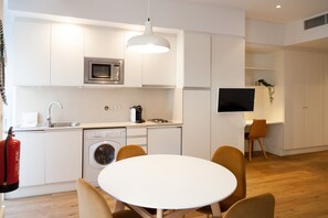 Fridge, microwave, coffee/tea maker, electric kettle - FLH S. Bento Lovely Studio (Lisbon)