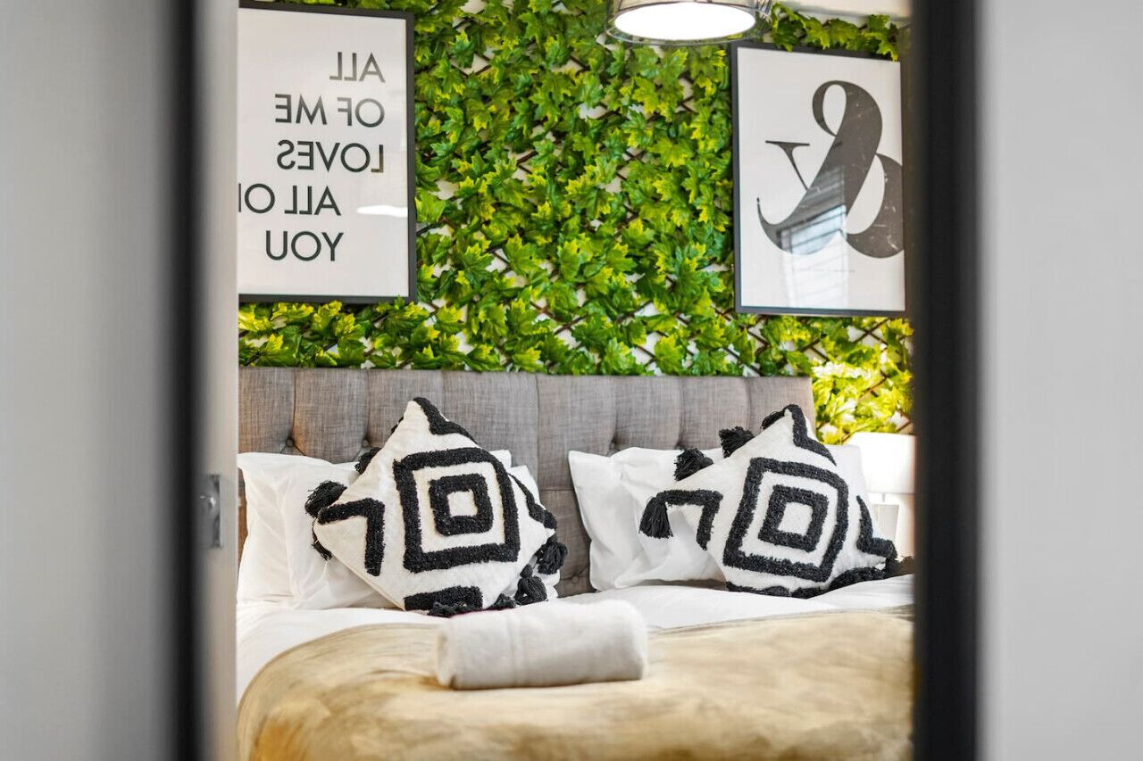 2 chambres, bureau, fer et planche à repasser, lit parapluie