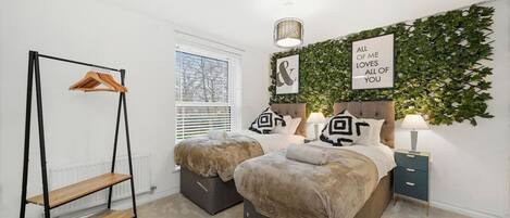 2 habitaciones, escritorio y tabla de planchar con plancha