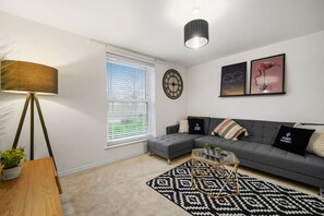 TV - Stylish Apartment • Great Location • Free Parking • Fast WiFi • Self-Check-In (Milton Keynes)