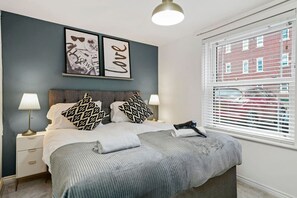 2 bedrooms, desk, iron/ironing board, travel cot - Stylish Apartment • Great Location • Free Parking • Fast WiFi • Self-Check-In (Milton Keynes)