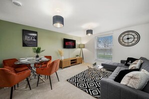 TV - Stylish Apartment • Great Location • Free Parking • Fast WiFi • Self-Check-In (Milton Keynes)