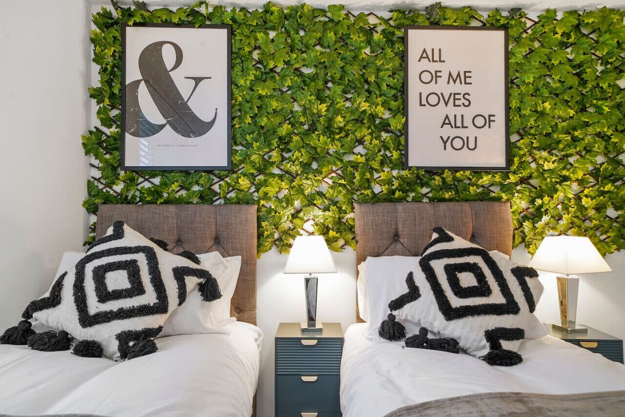 2 habitaciones, escritorio y tabla de planchar con plancha 