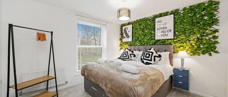 2 makuuhuonetta, työpöytä, silitysrauta/-lauta, vauvan matkasänky