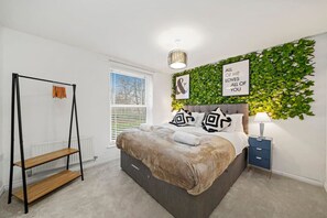 2 habitaciones, escritorio y tabla de planchar con plancha 