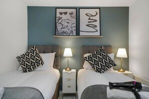 2 habitaciones, escritorio y tabla de planchar con plancha 