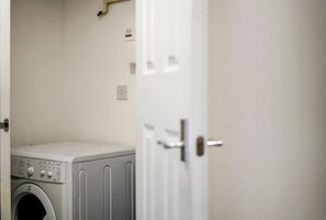 Interior - Stylish Apartment • Great Location • Free Parking • Fast WiFi • Self-Check-In (Milton Keynes)