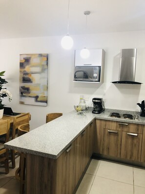 Frigorifero, microonde, piano cottura, macchina per tè/caffè