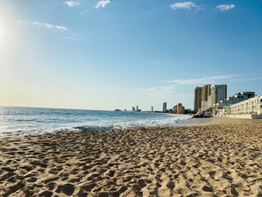 Playa en los alrededores y toallas de playa 