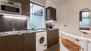 Een microgolfoven, een oven, een vaatwasser