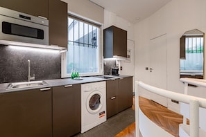 Microwave, oven, dishwasher, coffee/tea maker